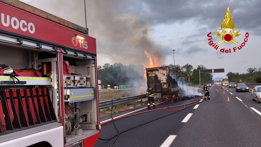 Il camion in fiamme a Capannori Il camion in fiamme a Capannori