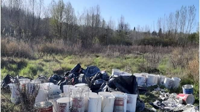 Rifiuti abbandonati nell’Era, trovati i responsabili Rifiuti abbandonati nell’Era, trovati i responsabili
