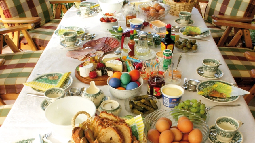 Una tavola preparata per il giorno della Pasqua