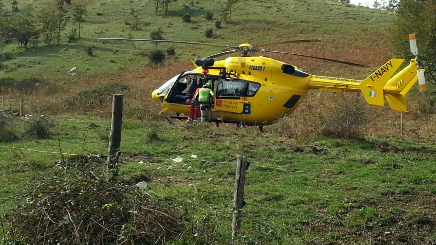 L’elicottero del 118 impiegato nei soccorsi è atterrato in uno spiazzo nel verde