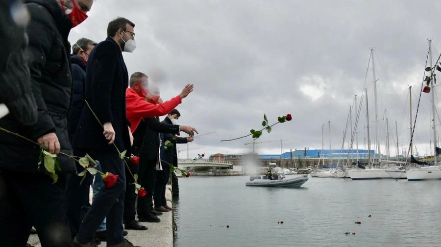Il lancio delle rose in mare (Foto Novi)