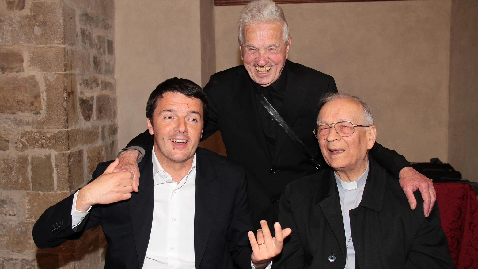 Monsignor Piovanelli insieme a Renzi e al don Renzo Rossi (NewPressPhoto)
