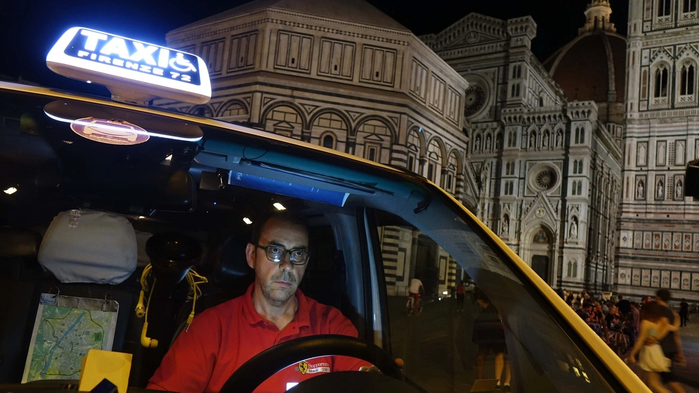 Un taxi notturno a Firenze (Gianluca Moggi / New Press Photo)
