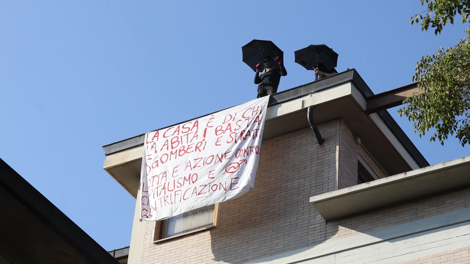 Occupazione in viale Gramsci, due persone sul tetto (Foto Cabras / New Press Photo)