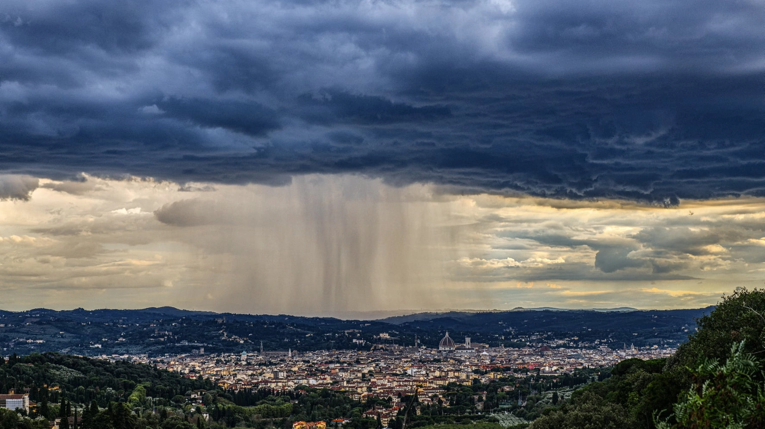 La nuvola di pioggia sul centro di Firenze (Riccardo Germogli / Fotocronache Germogli)