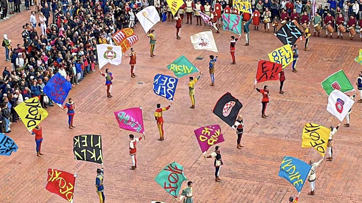 Il gruppo sbandieratori festeggia 54 anni di vita Esibizione in Piazza Grande Il gruppo sbandieratori festeggia 54 anni di vita Esibizione in Piazza Grande