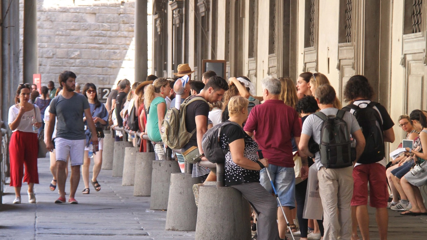Turisti agli Uffizi per ferragosto (foto Umberto Visintini/New Pressphoto)