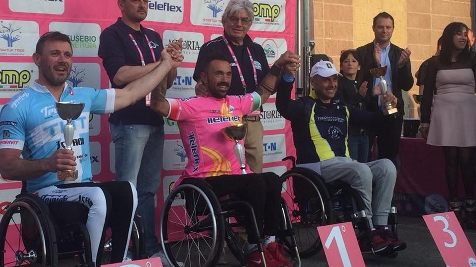 Christian Giagnoni (al centro) con la maglia rosa della corsa