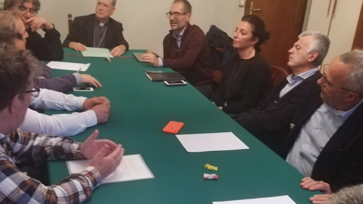 Un momento della riunione presieduta dal vescovo nel palazzo vescovile di via Puccini
