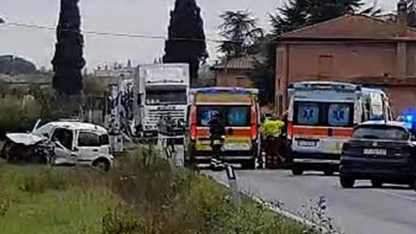 Il punto dell’impatto tra le due auto lungo la statale 327 alle porte di Foiano Il punto dell’impatto tra le due auto lungo la statale 327 alle porte di Foiano