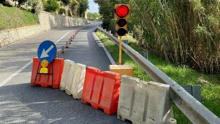 La scoperta del principio di frana in via Livini e le relative restrizioni per il traffico risalgono al 7 ottobre 2022 .