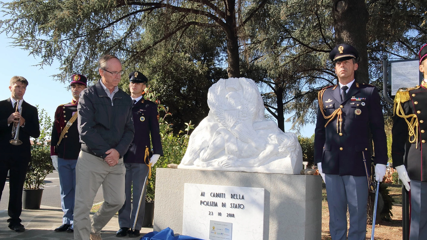 L'inaugurazione del monumento ai caduti della polizia (foto Goiorani)
