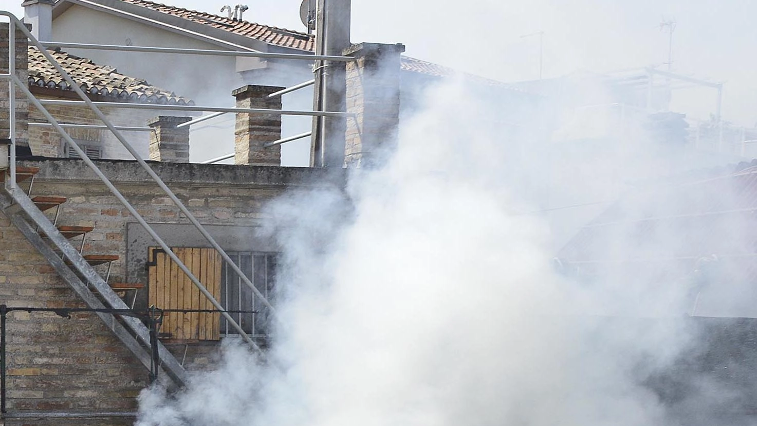 L’auto a gas prende fuoco Ex carabiniere si precipita evitando una vera tragedia L’auto a gas prende fuoco Ex carabiniere si precipita evitando una vera tragedia