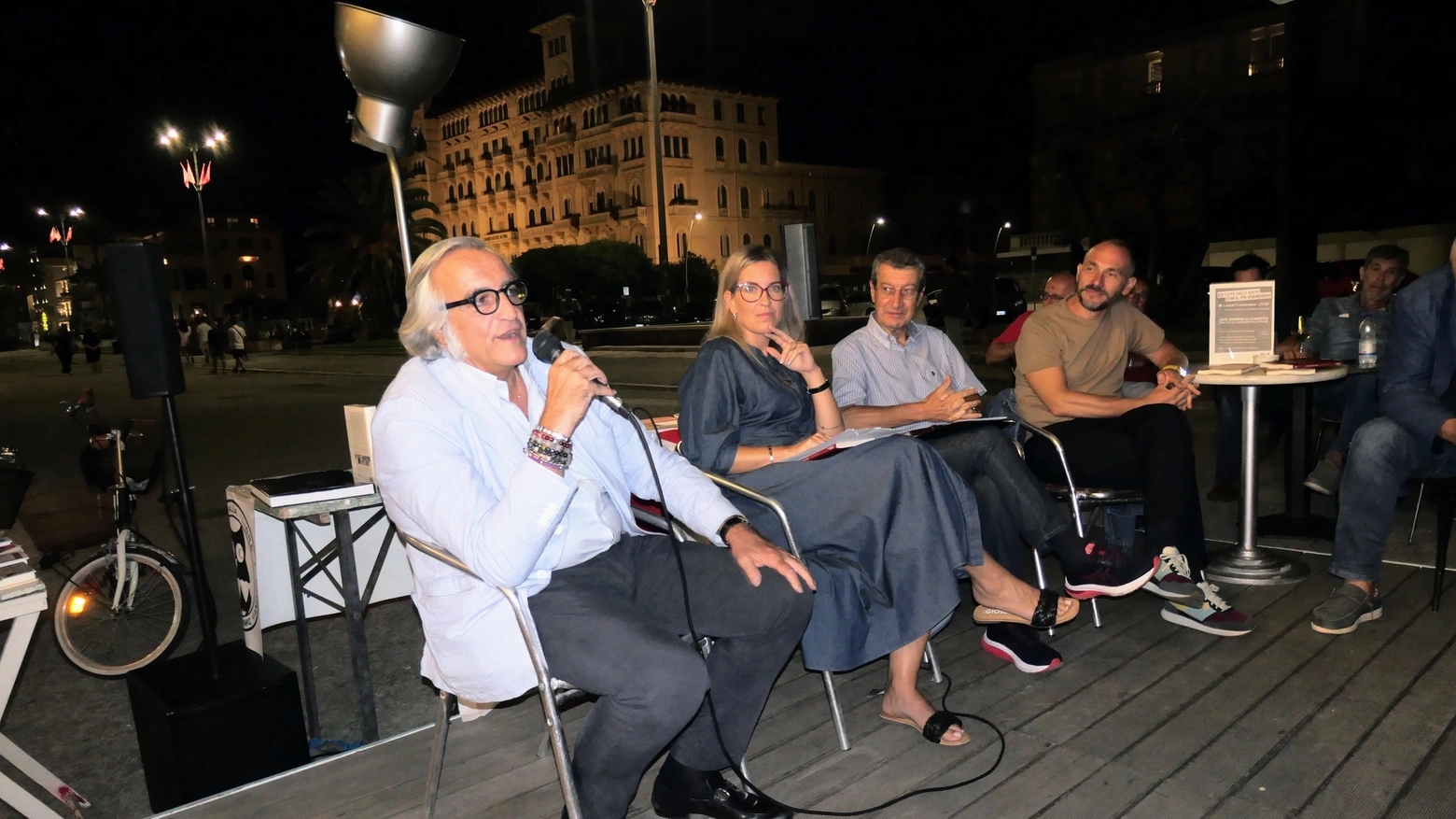 Viareggio, un momento della presentazione del libro di Vannino Chiti (Umicini)