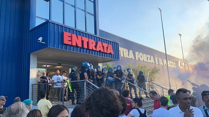 Polizia in tenuta antisommossa davanti a Mondo Convenienza Polizia in tenuta antisommossa davanti a Mondo Convenienza