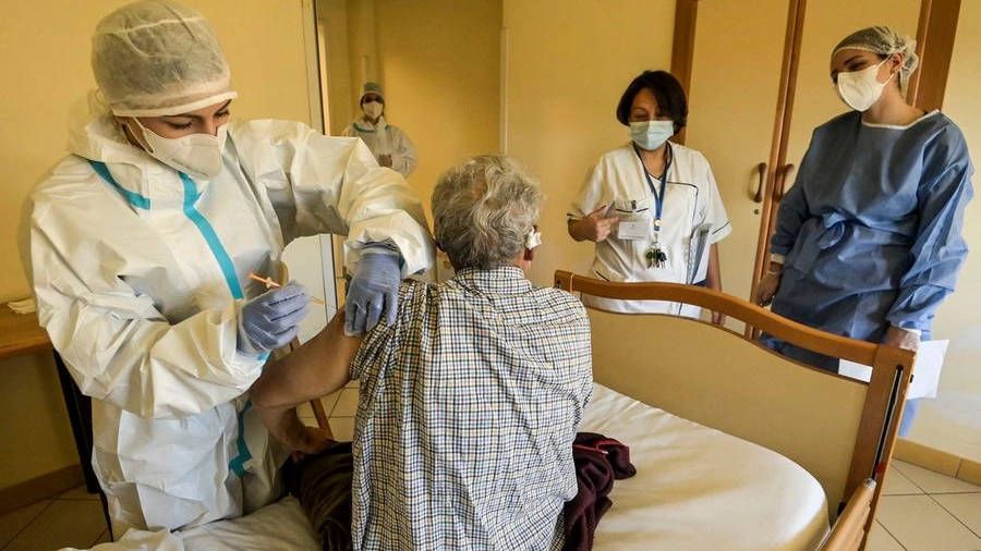Anziano si sottopone alla vaccinazione (Foto archivio)