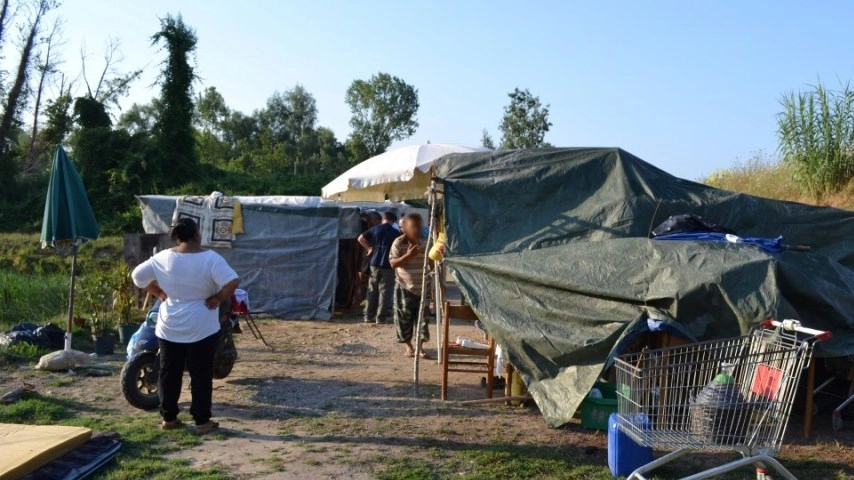 La baraccopoli realizzata da un gruppo di nomadi in via della Rotta, dove un altro insediamento era stato sgomberato