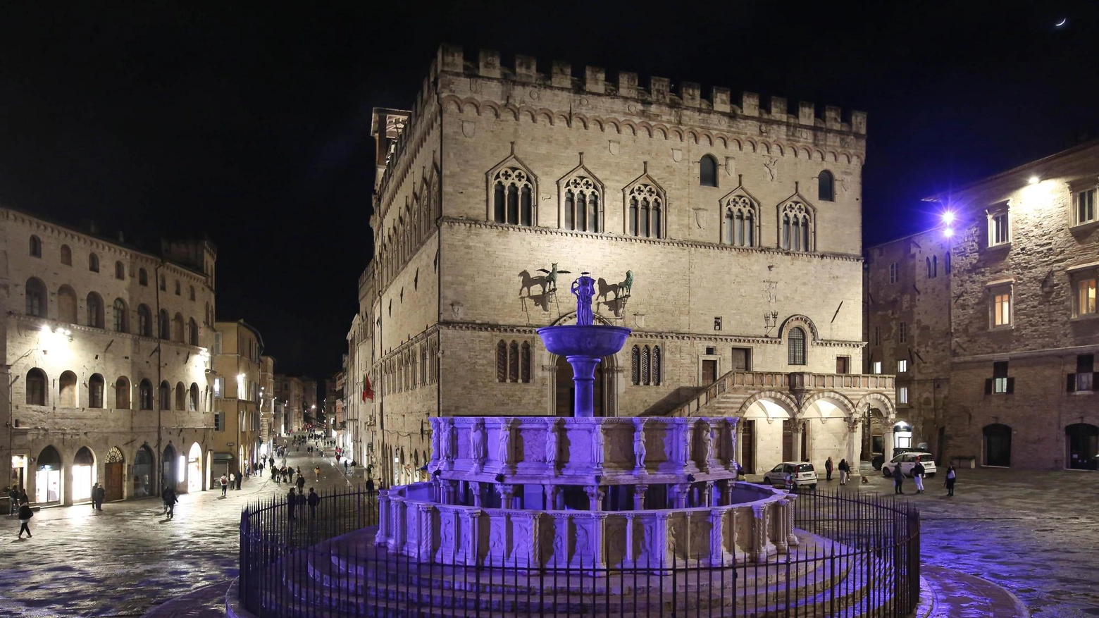 Luci in città La Fontana cambia colore. Il monumento si illumina di viola e di blu