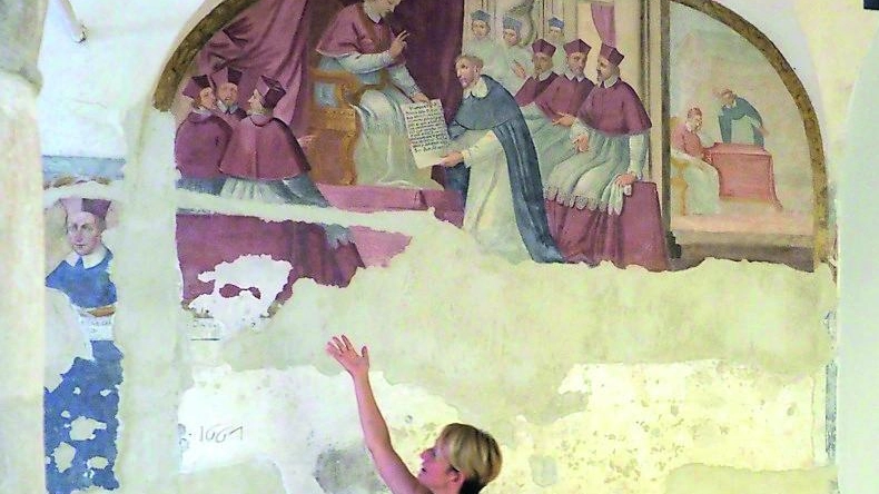 La guida Francesca Giovanelli mostra gli affreschi dell’antico chiostro del convento “riemersi” dai camerini. La data: 1661 Fotoservizio di Massimo Pasquali 