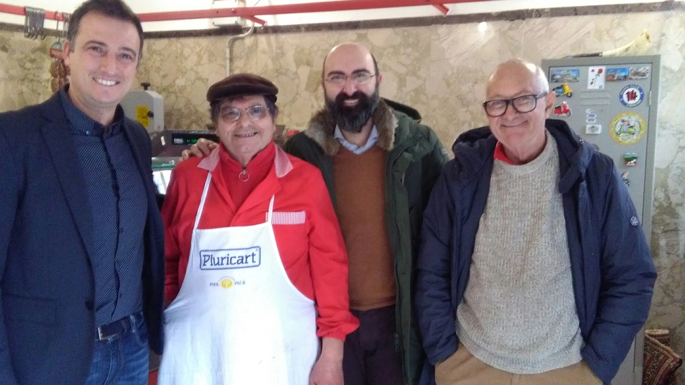 Da sinistra l’assessore Bernava, Gino Marchi, il sindaco De Ranieri e l’amico Paolo Barsotti 