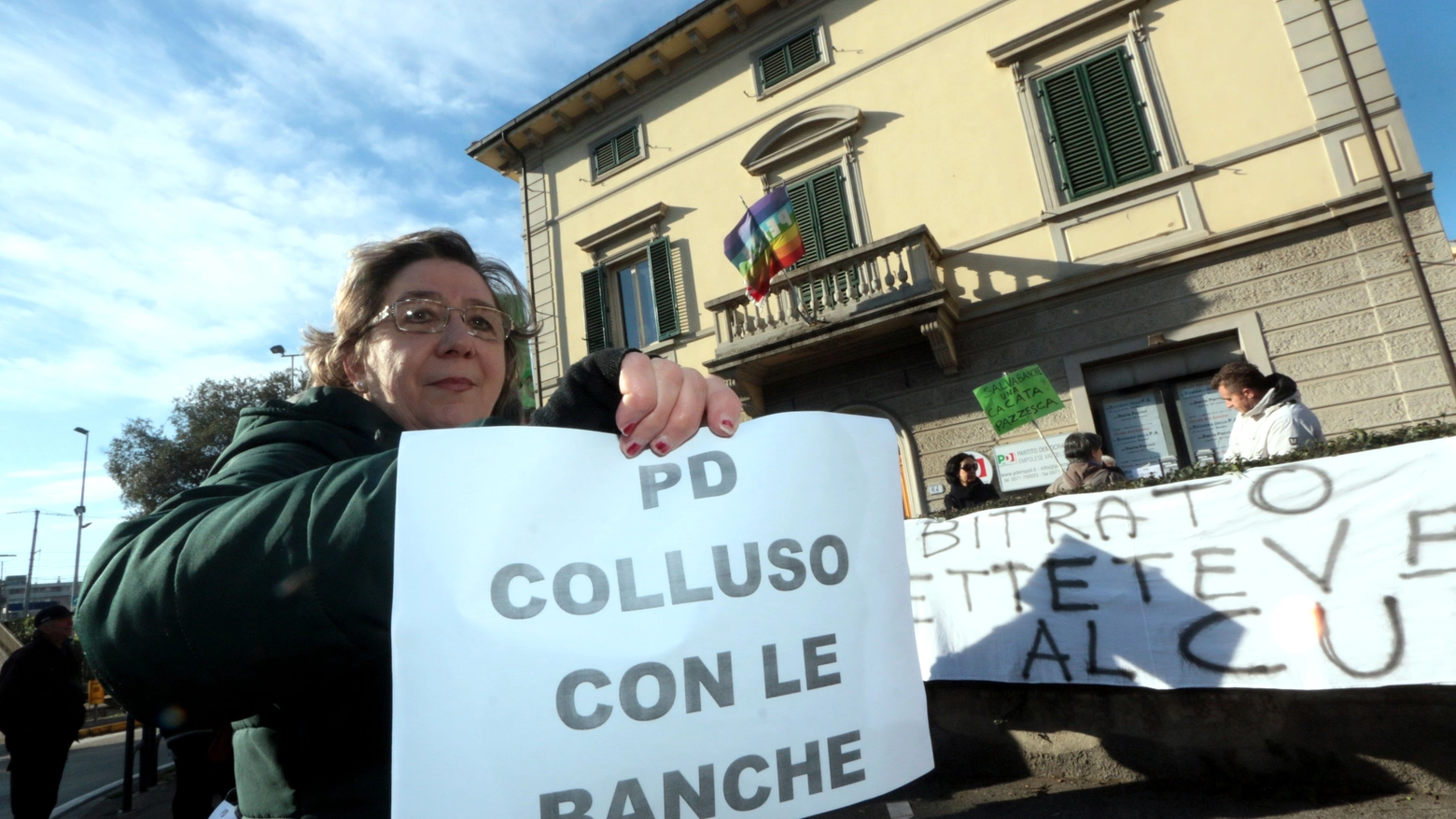 I manifestanti davanti alla sede Pd. Foto Gianni Nucci/Fotocronache Germogli
