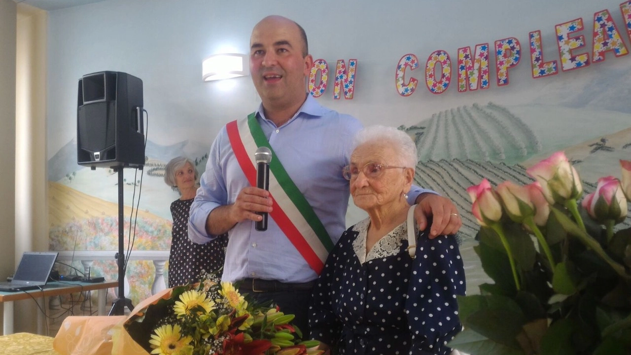 Caterina Bruschetini festeggia i suoi 106 anni accolta dal sindaco