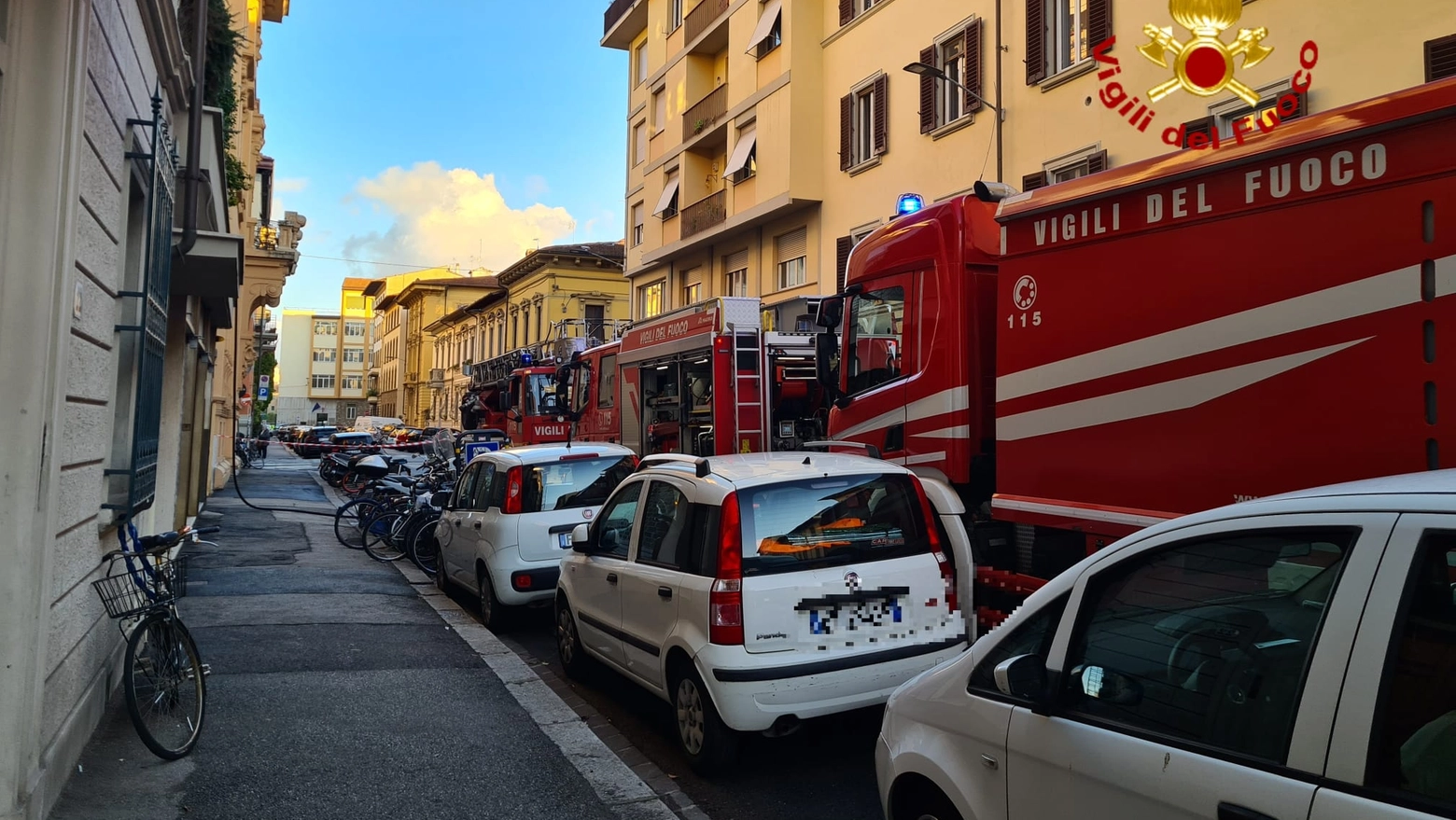 I mezzi dei vigili del fuoco in via Giotto
