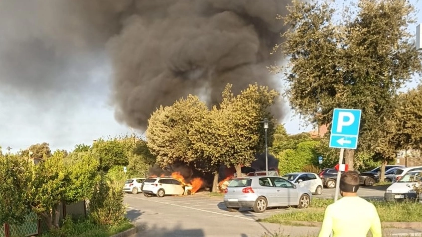 Auto a fuoco nel parcheggio vicino all’abitato di Montemarcello