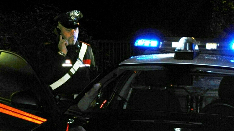 I carabinieri sono intervenuti in via Genova per fare i rilievi all’interno del locale e nelle immediate vicinanze