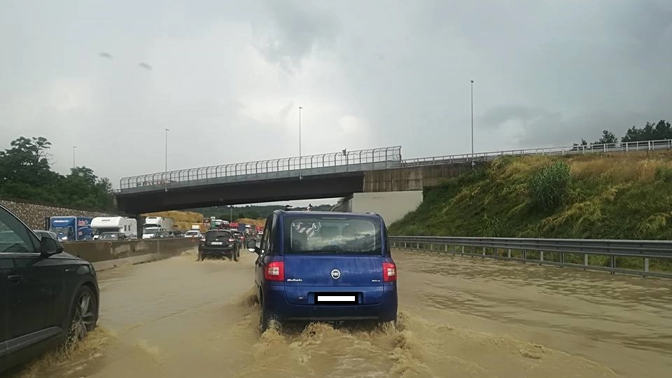 Il fosso esondato ha allagato l'autostrada (Foto da Traffico Firenze)