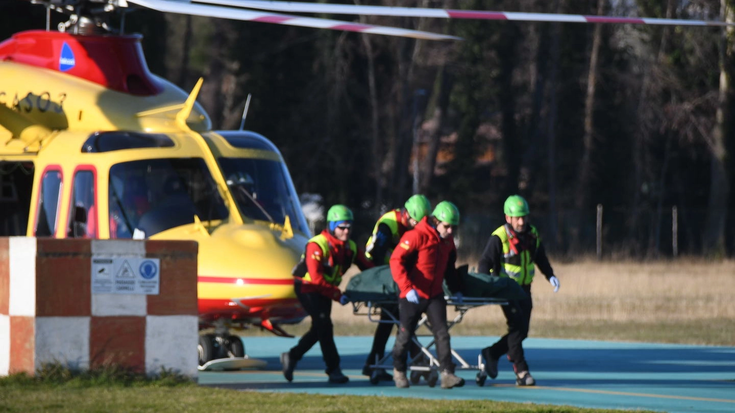 L'elicottero al Cinquale col corpo di uno degli sfortunati escursionisti