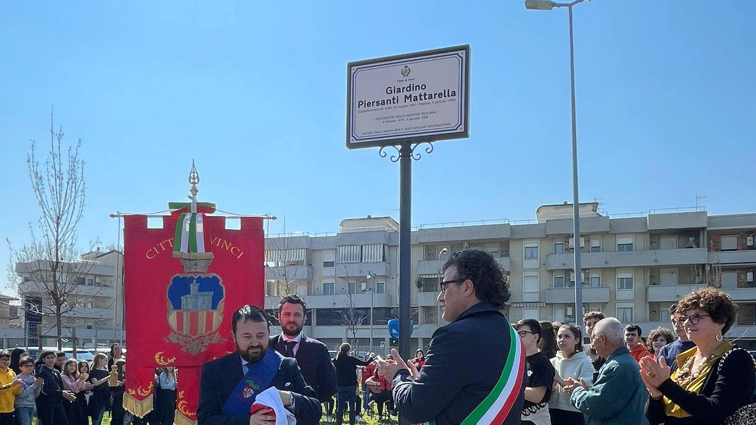 Giornata per le vittime della mafia Intitolato a Piersanti Mattarella il giardino davanti al Palasport Giornata per le vittime della mafia Intitolato a Piersanti Mattarella il giardino davanti al Palasport