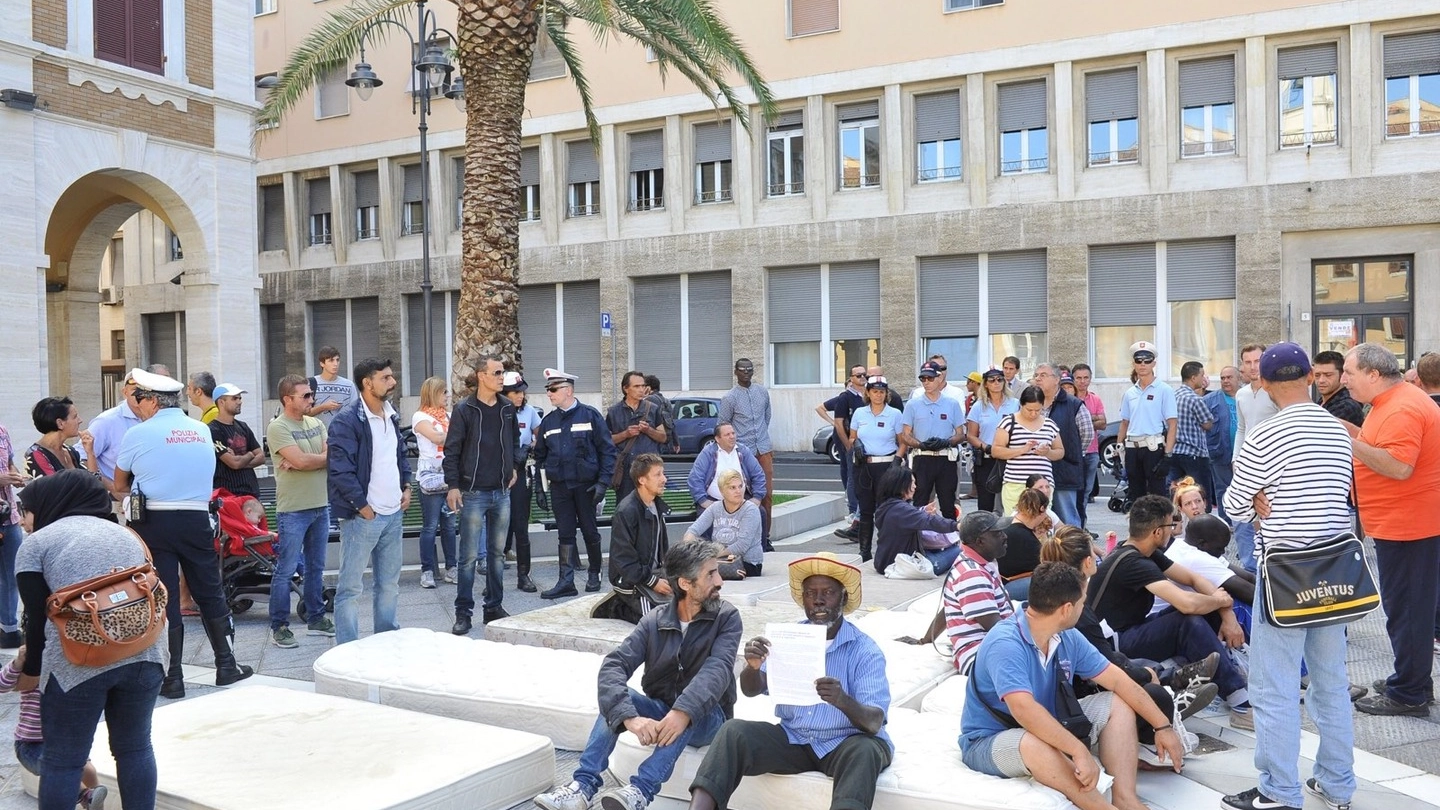 La protesta delle famiglie in piazza Municipio (Foto Novi)