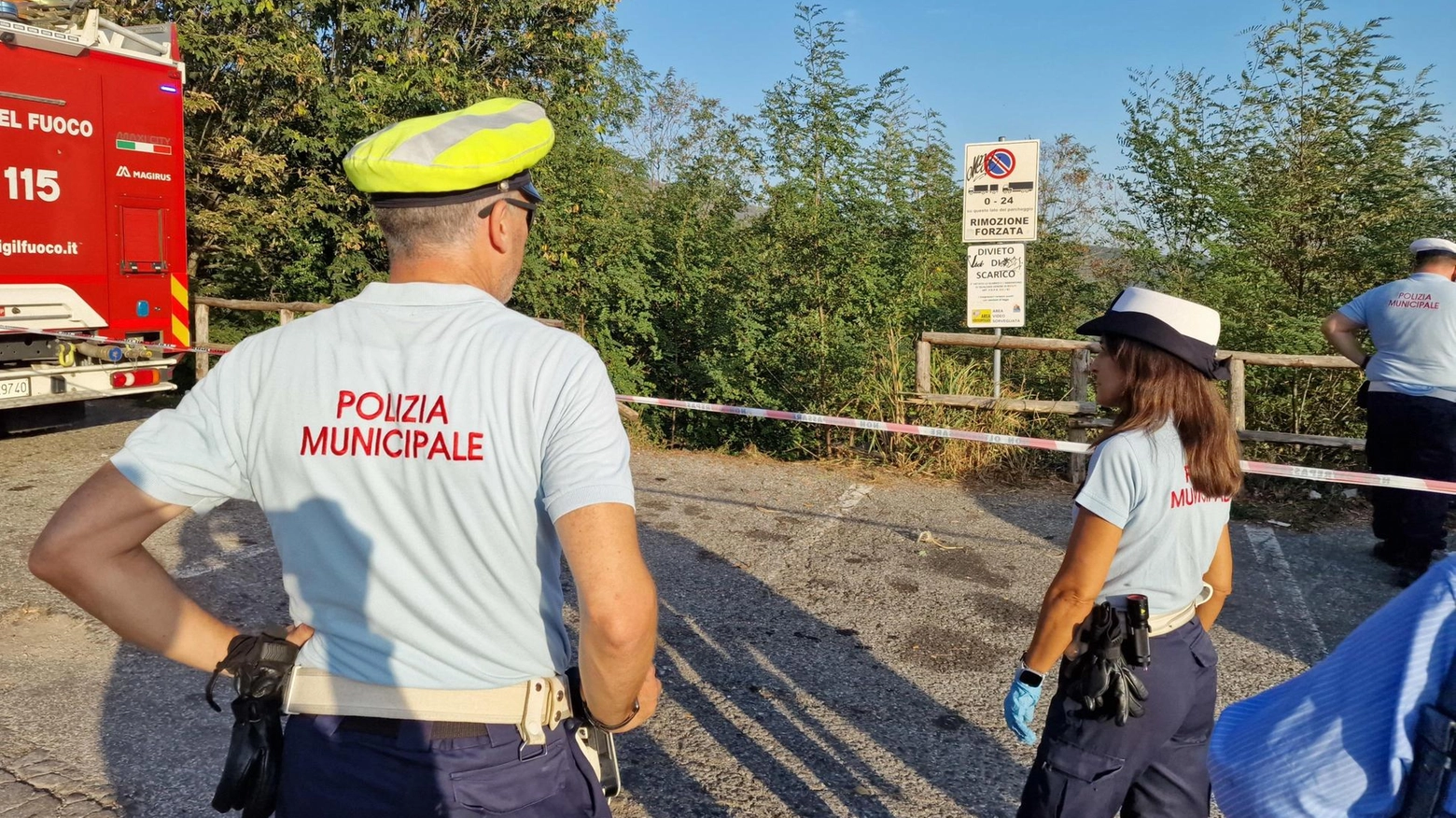 Macchina nel dirupo. La recinzione sfondata il volo contro un albero. Ferita coppia di anziani Macchina nel dirupo. La recinzione sfondata il volo contro un albero. Ferita coppia di anziani