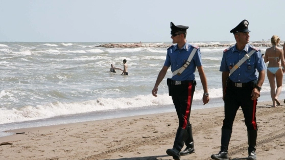 Carabinieri in spiaggia (foto Santini)