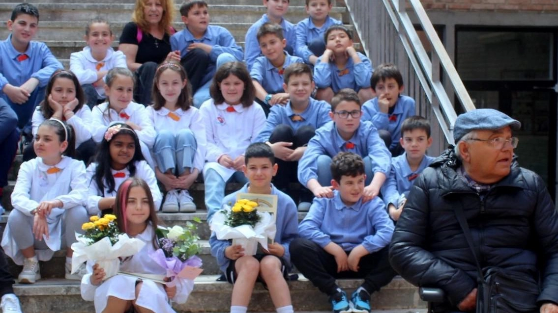 ’’Una rosa… rinascerà’’, gli studenti alle prese con la solidarietà ’’Una rosa… rinascerà’’, gli studenti alle prese con la solidarietà