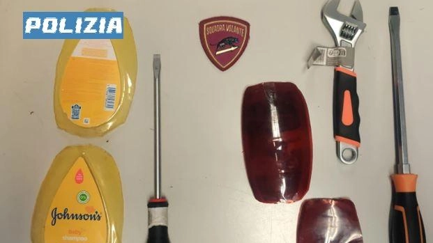 Fermate due ragazze con arnesi da scasso. Foglio di via per 3 anni Fermate due ragazze con arnesi da scasso. Foglio di via per 3 anni