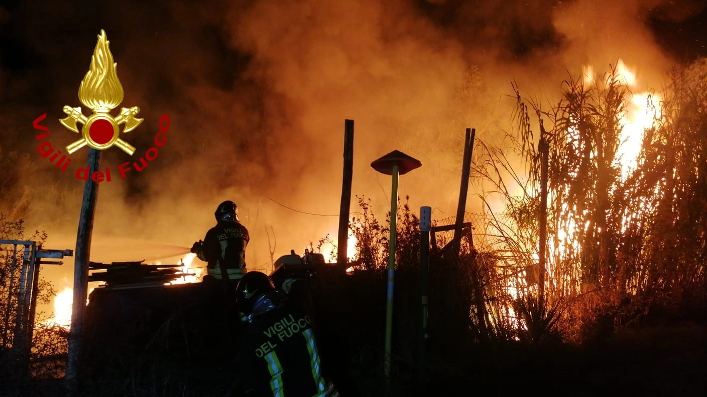 L'incendio del mobilificio a Cascina (Foto vigili del fuoco)