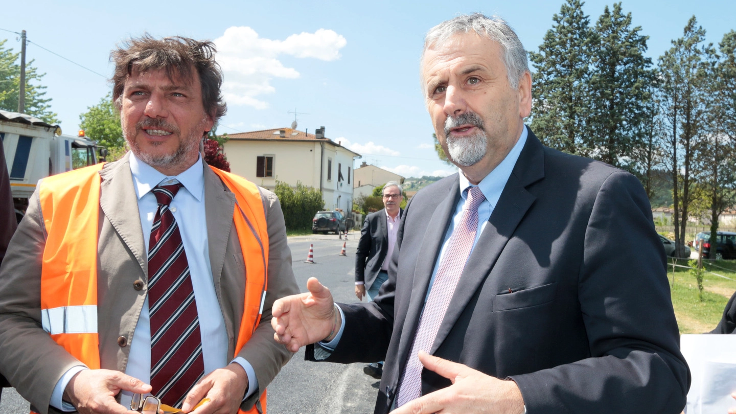 L’assessore alle infrastrutture Vincenzo Ceccarelli (a destra) replica ai vari interventi sulla Camporcioni