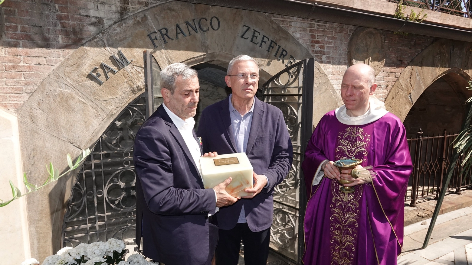 I figli di Zeffirelli alla cappella di famiglia (Gianluca Moggi / New Press Photo)