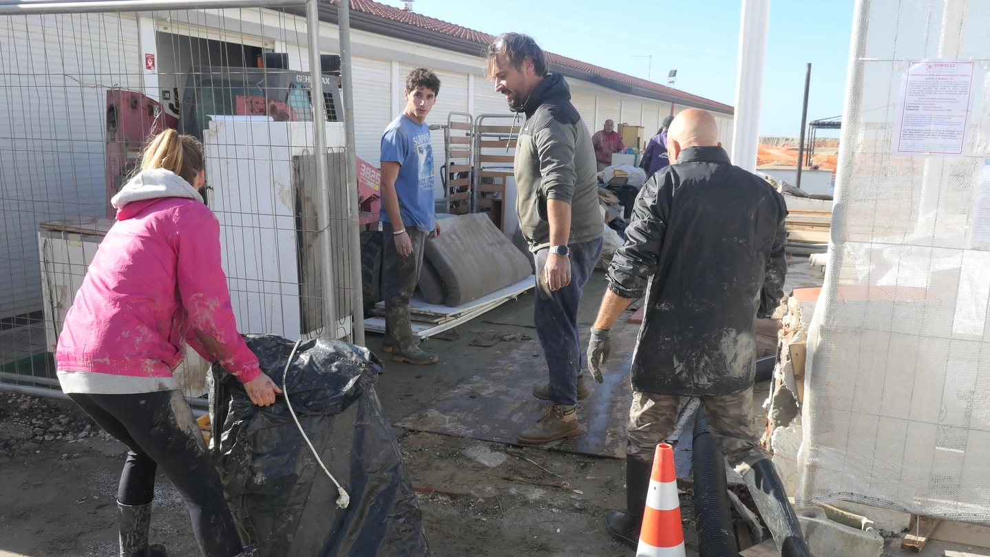 I balneari al lavoro per ripulire gli scantinati allagati da venerdì mattina (foto Umicini) I balneari al lavoro per ripulire gli scantinati allagati da venerdì mattina (foto Umicini)