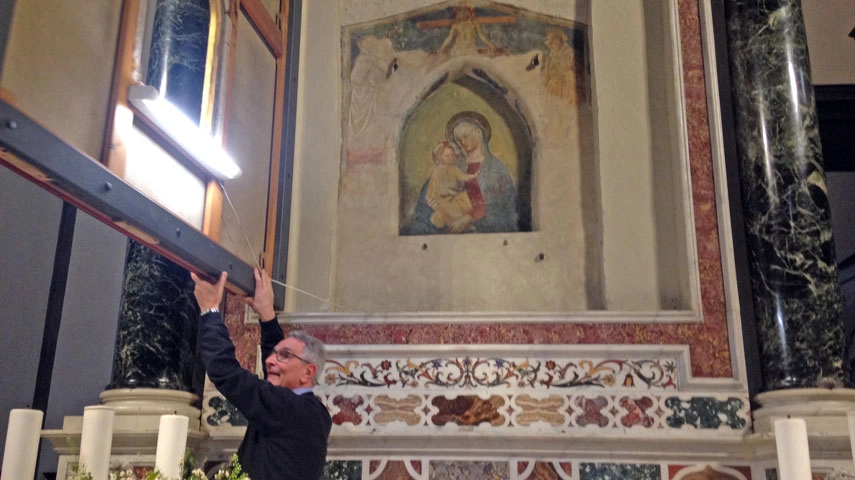 Il canonico Luciano Pelagatti mostra l'immagine della Madonna