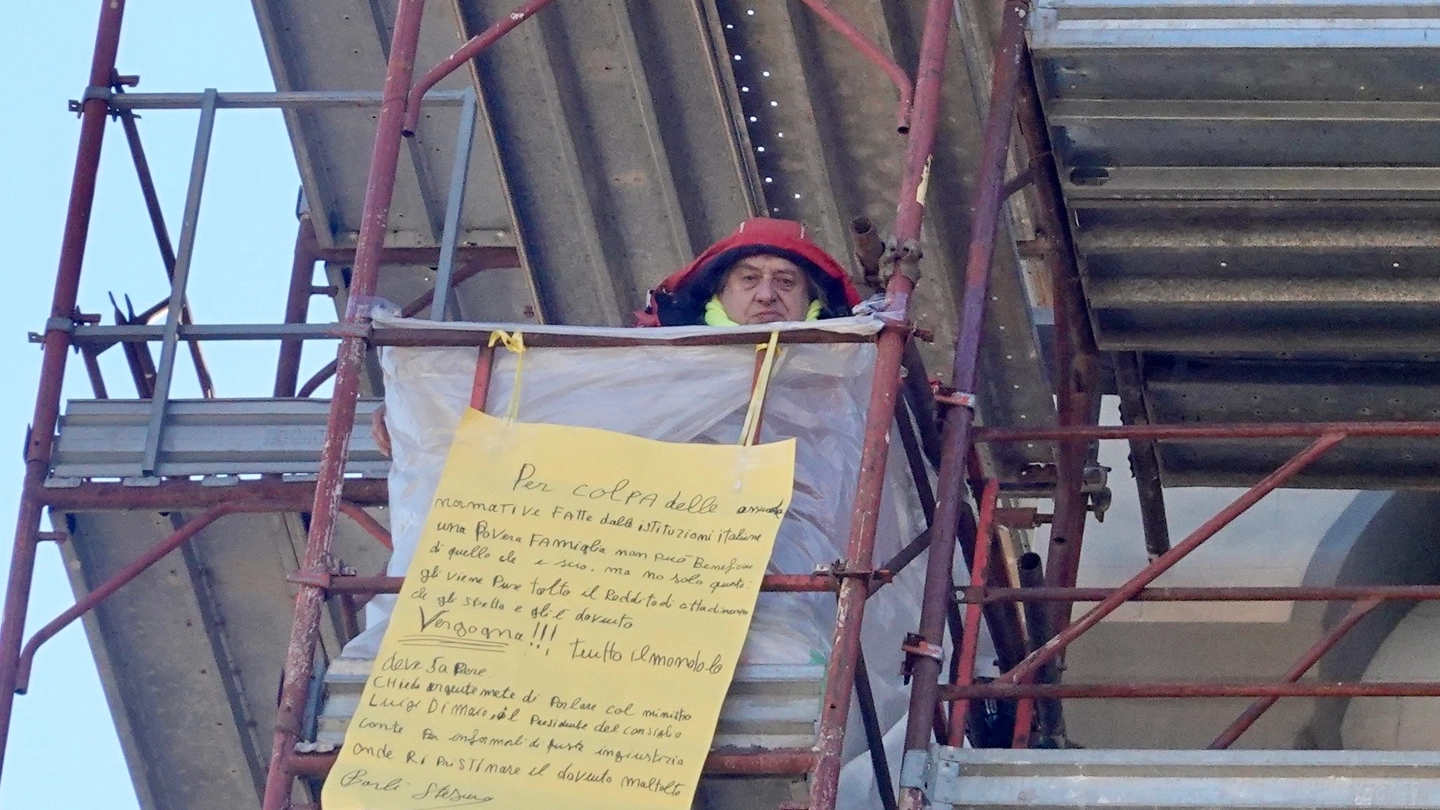 Stefano Barli quando salì sulla torre per l'affido dei figli (foto Acerboni/Castellani) 