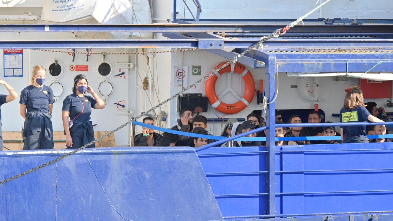 <p>Migranti, la “Sos Humanity” in porto a Livorno: sulla nave anche 9 ragazzi / <a href="https://www.iltelegrafolivorno.it/cronaca/migranti-la-nave-di-emergency-ha-attraccato-a-livorno-35-profughi-a-bordo-video-e-foto-ah5g05s3"><strong>L'ultimo arrivo il 3 maggio scorso</strong></a></p>