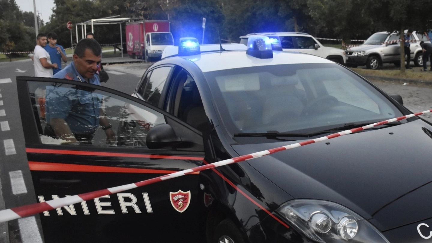 I carabinieri nel parcheggio delle Cascine di Tavola dopo  la sparatoria Foto Attalmi