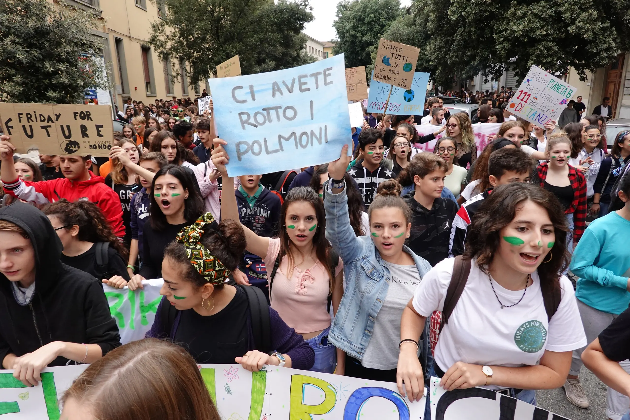 "Sveglia, coscienze!": migliaia in strada al corteo pro-clima/FOTO