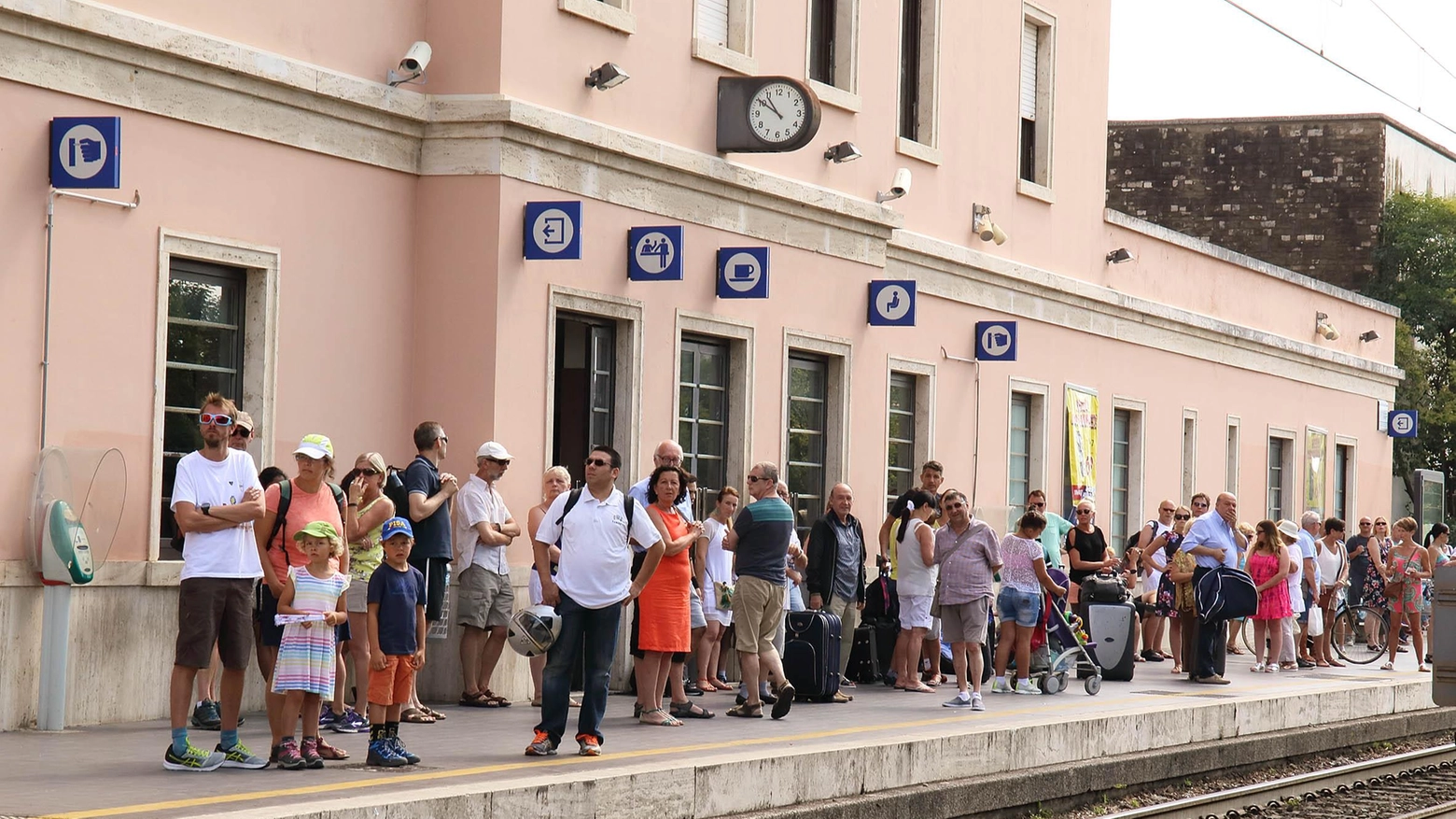 Turisti in attesa alla stazione