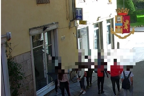 Il momento in cui i pusher invitano i ragazzi ad appartarsi per vendere l'hascisc