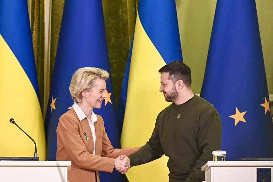 Ursula von der Leyen e Volodymyr Zelensky a Kiev (ImagoEconomica)