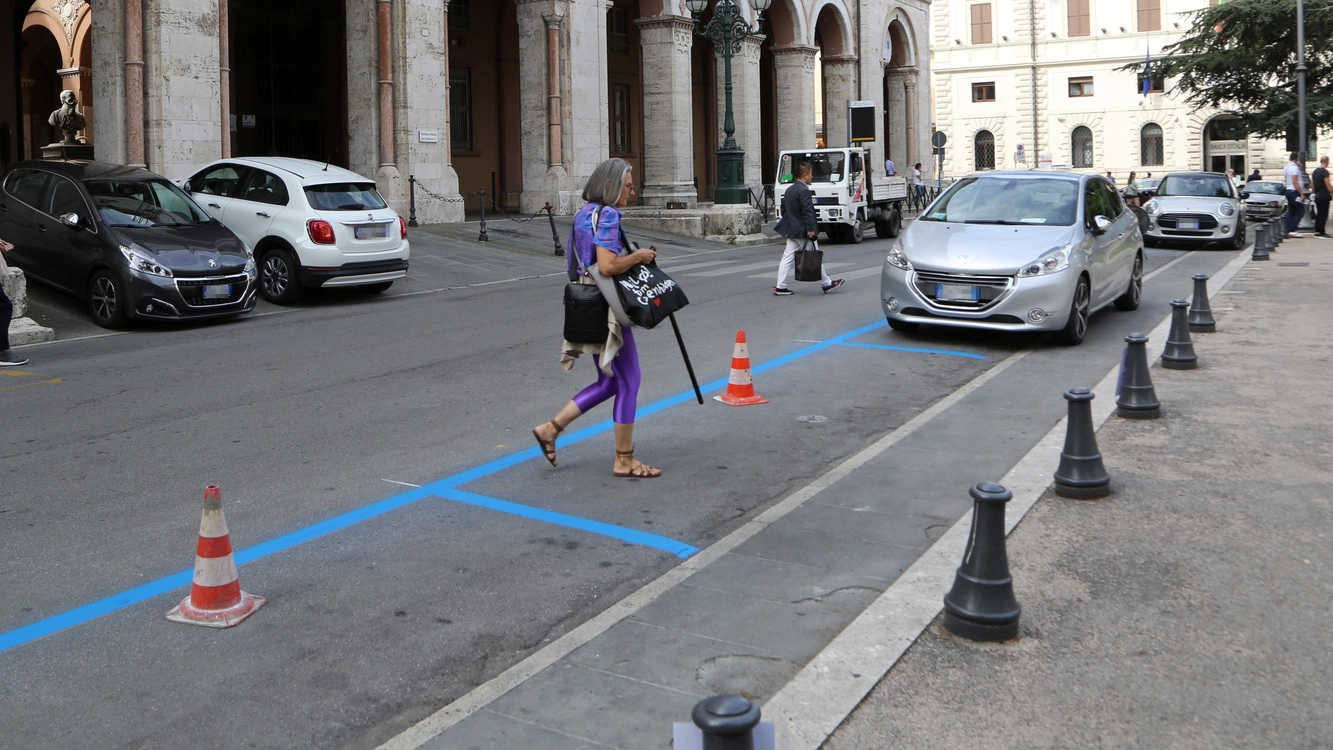 Le nuove strisce blu in piazza Italia